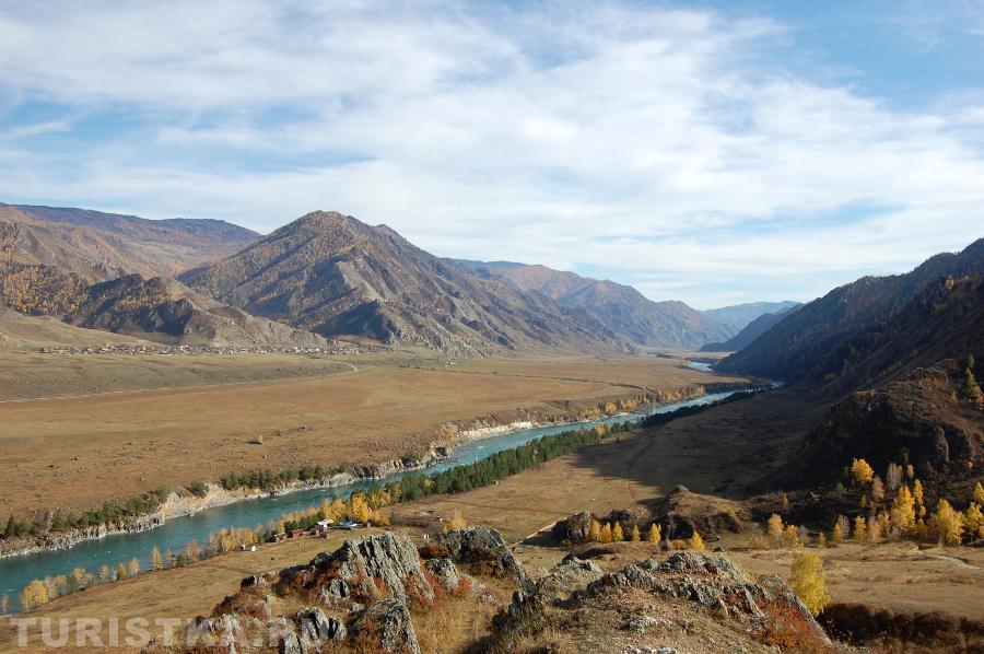 Вид на Чемальский тракт, реку Катунь и село Куюс.