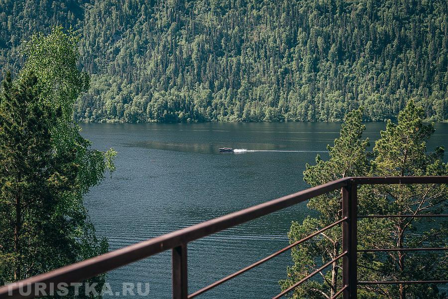 Вид на Телецкое озеро