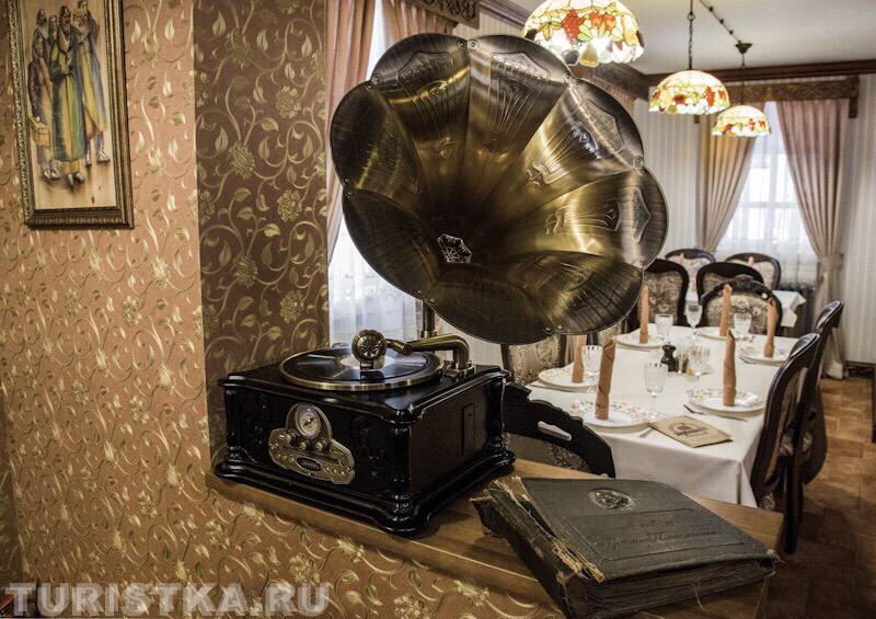 Интерьер внутри трактира, предметы быта 19 века.