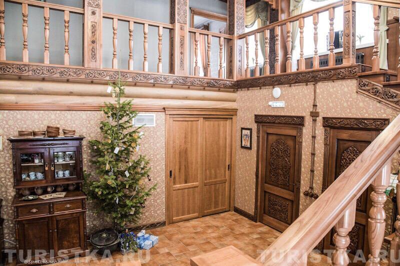 Лестница на второй этаж в трактире "Гоголь"