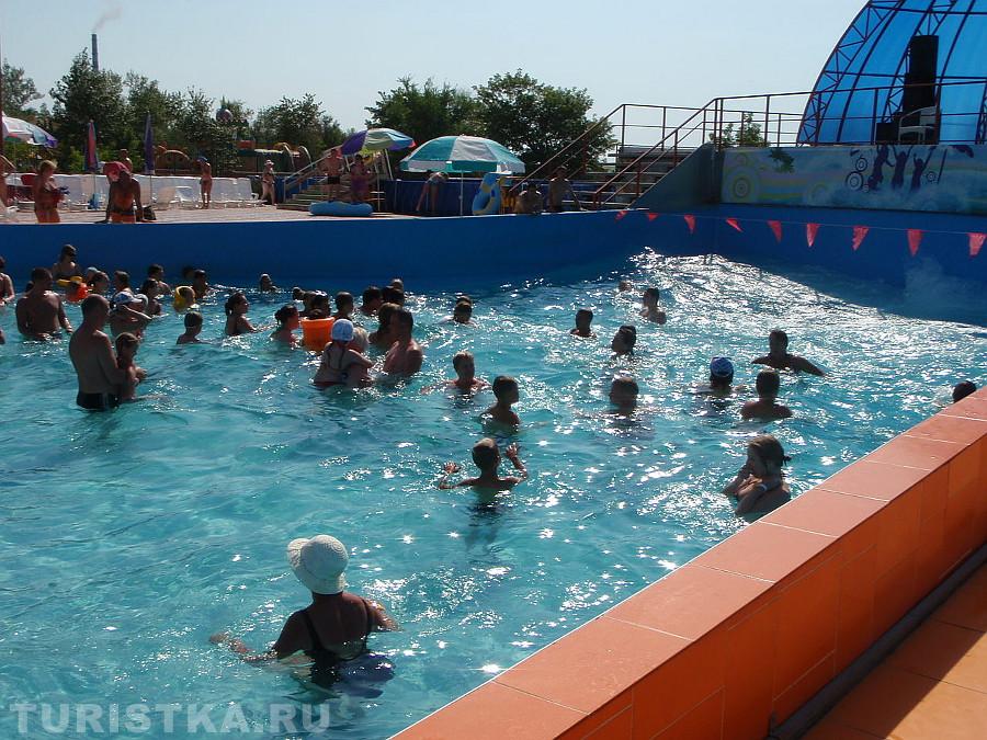 Бассейн с волнами