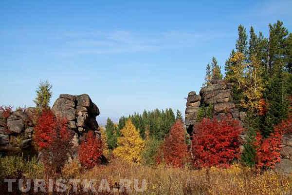 Гранитные останцы на вершине