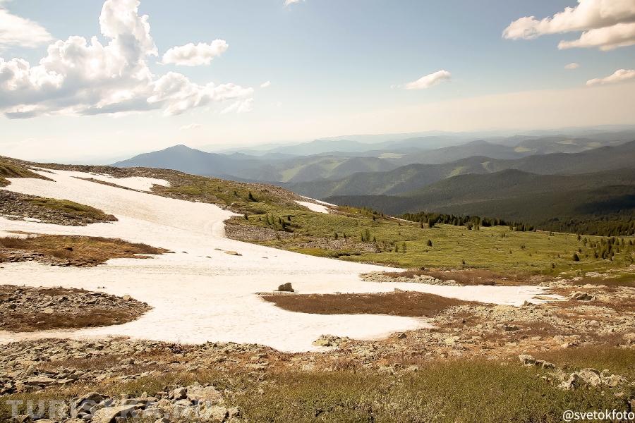 Снег  на тропе на перевал