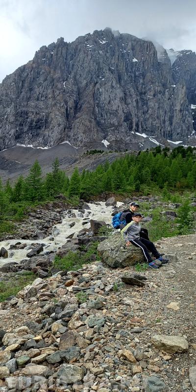 1. Я люблю в поход ходить, Дикарём в палатке жить. В гору влез, воткнул свой флаг, А с горы спускаться как? Альплагерь Актру