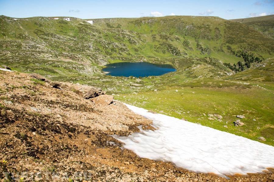 В августе на Башталинском плато лежит снег.