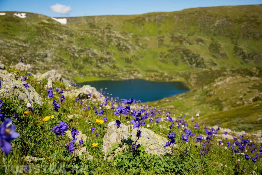 Вниз до озера по тропинке.