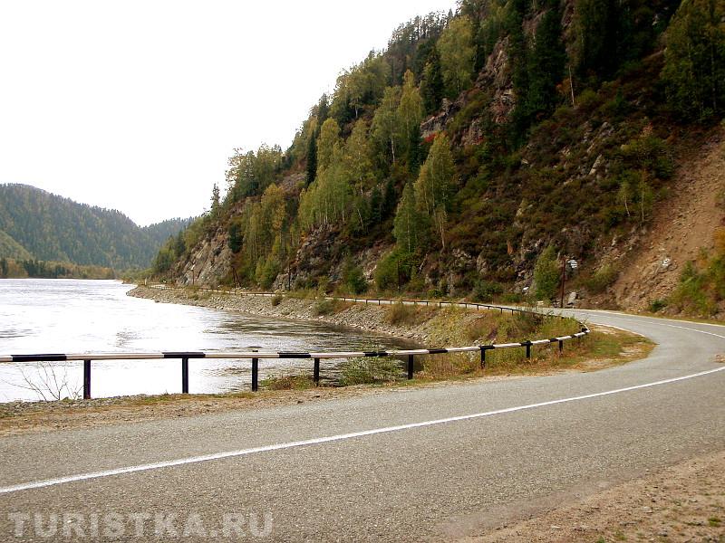 Дорога вдоль Бии недалеко от Артыбаша