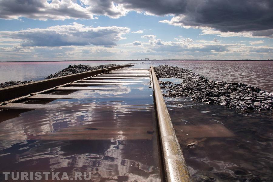 Рельсы уходящие в озеро