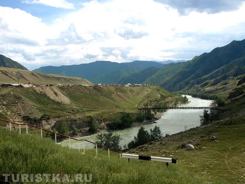 Старый подвесной мост в селе Иня