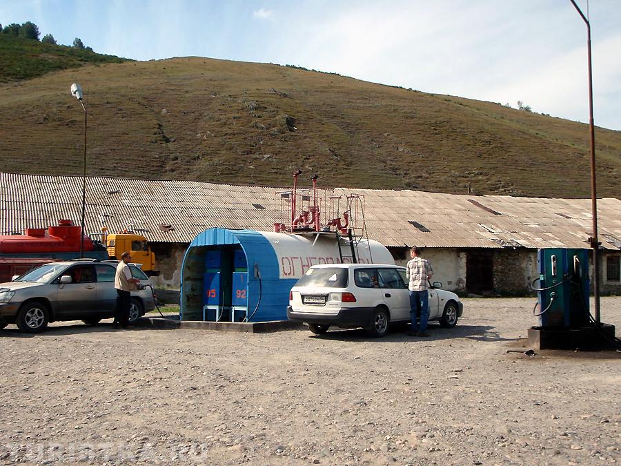 Заправка на въезде в село Чарышское