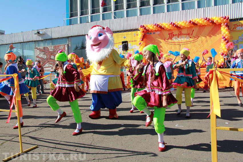 Концертная площадка перед Дворцом зрелищ и спорта
