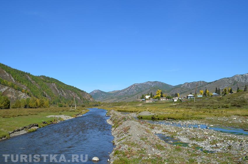 Река у села