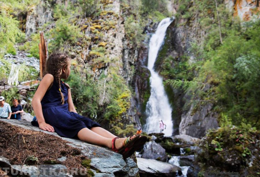 Фотографии на фоне водопада "Радужный"