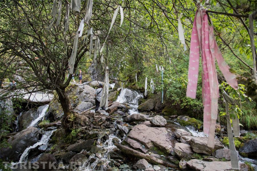 Ленточки на подходе к Чибитскому водопаду. 