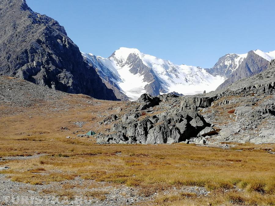 Демин Александр. Долина Актру, Зеленая гостиница (высота 2800 м) и наша палатка