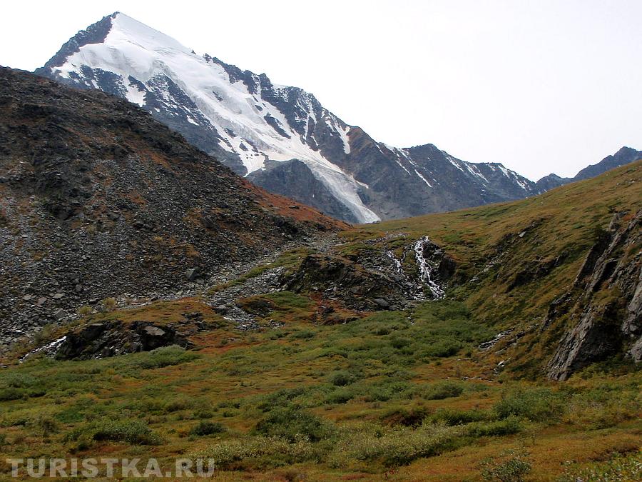 Вид на гору Ак-Оюк при подъеме в Долину Семи озер