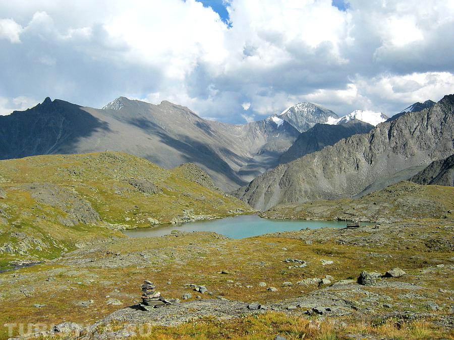 Бирюзовое озеро издалека