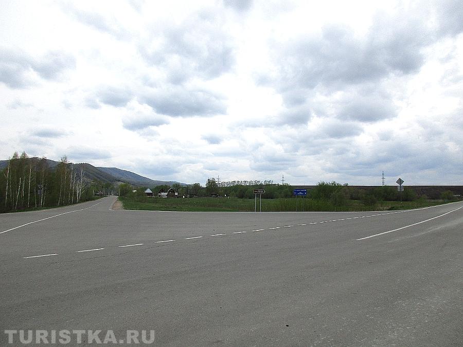 На этом перекрестке поворачиваем налево к серпантину Белокурихи-2