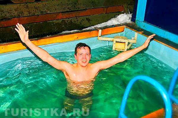 Зимний теплый бассейн с родниковой водой