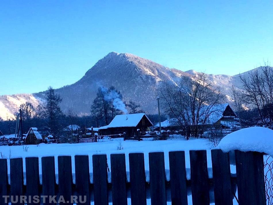 Вид на Филаретову гору с села Мульта. Алтай.