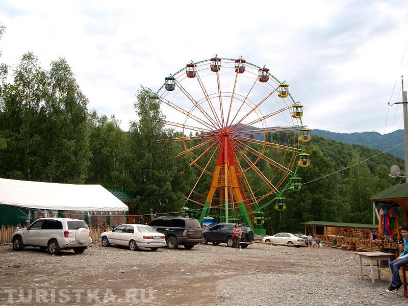 Колесо обозрения в парке развлечений на ГЭС