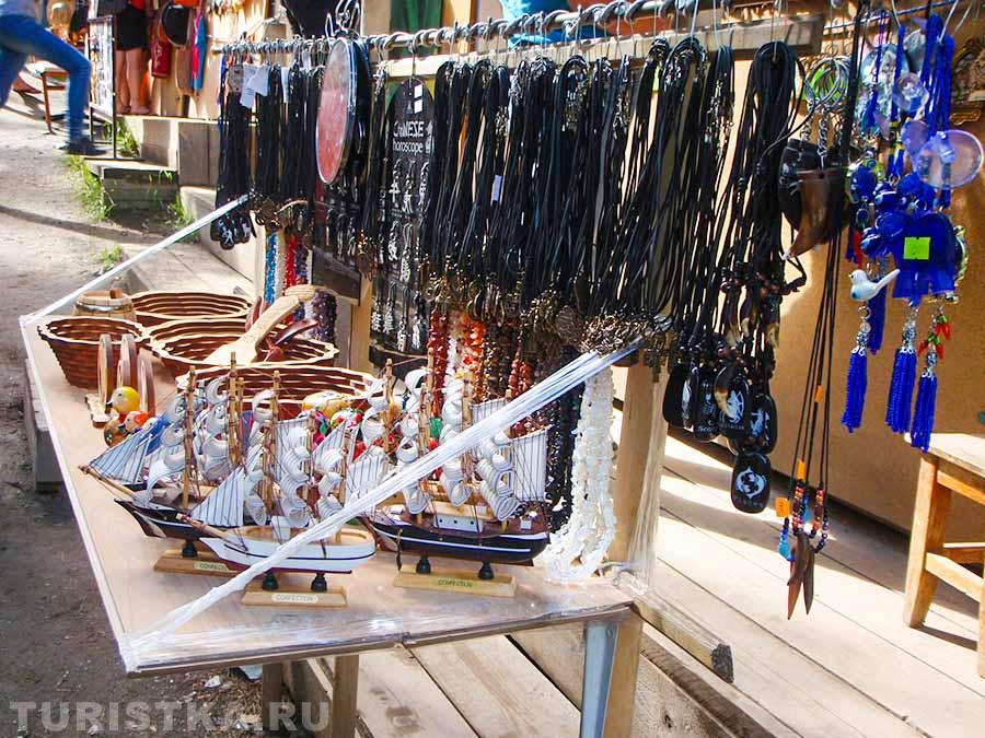 Сувенирные ряды на Чемальской ГЭС 