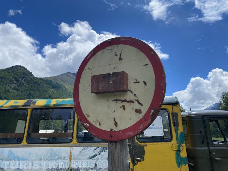 1. «3D знак, не только предупреждает, но ещё и намекает.» (Нижнее Мультинское озеро)