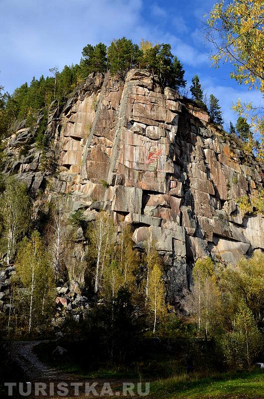 Скала Иконостас, вид с берега Бии