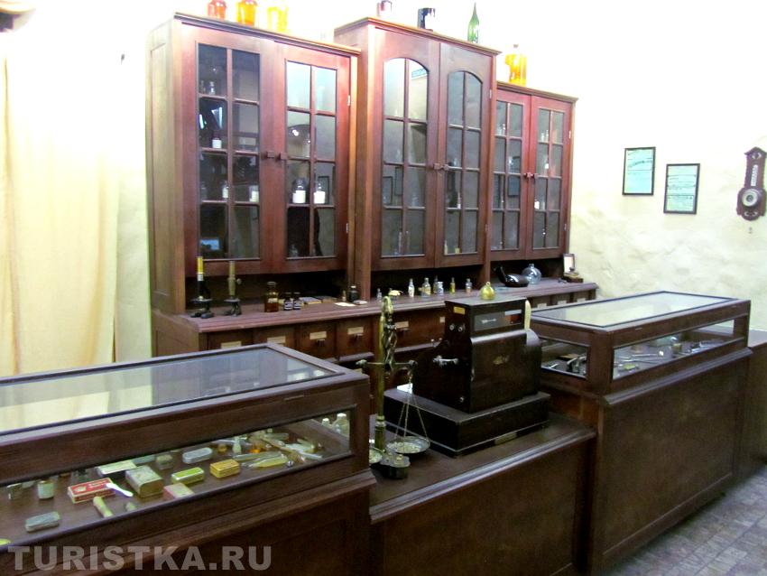 Торговый зал аптеки середины XIX века 