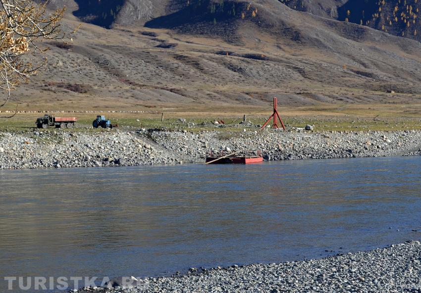 Паром через Катунь за селом