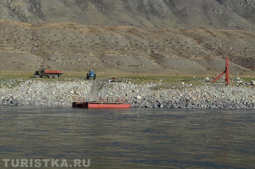 Паром через Катунь за селом
