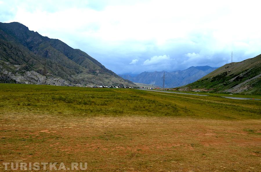 Вид от археологического комплекса на село Иня