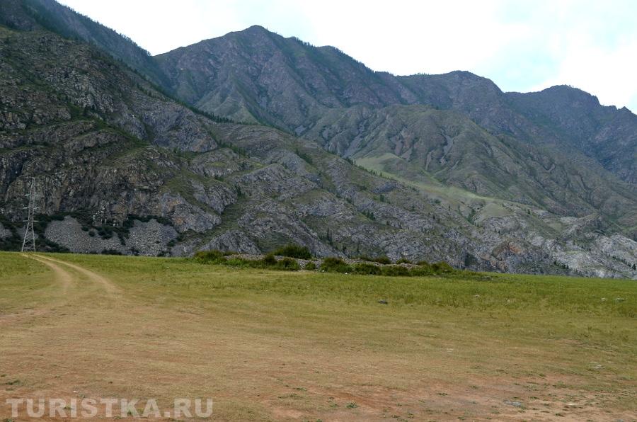 Курган справа от стелл