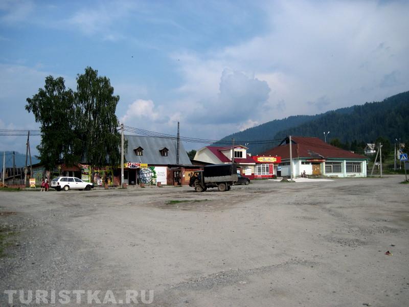 Магазины на Центральной улице перед школой