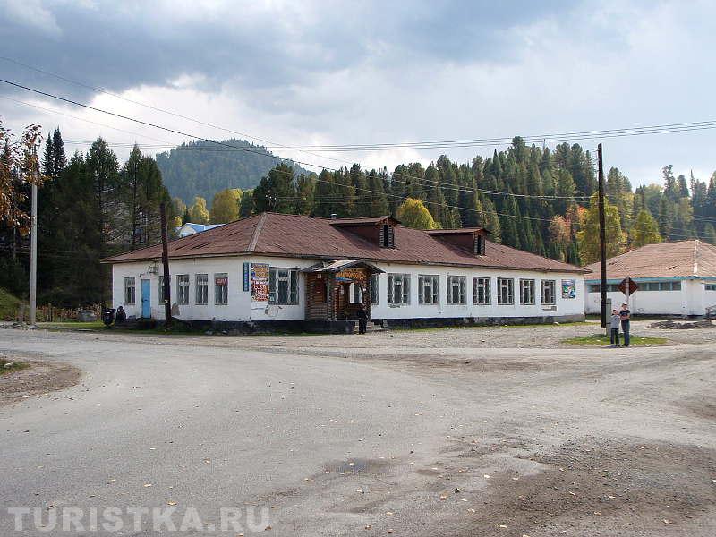 Здание кафе на въезде в Иогач