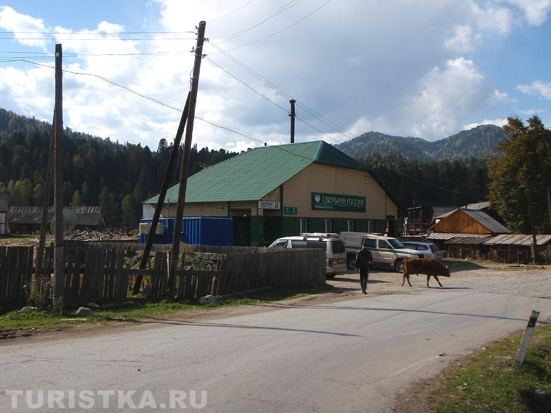 Здание Сбербанка справа, на въезде в Иогач