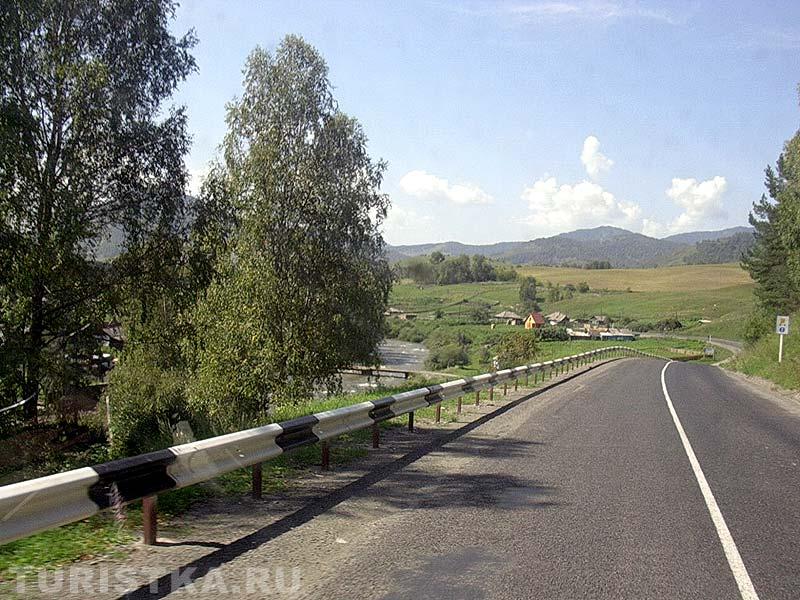 Чуйский тракт на въезде в село