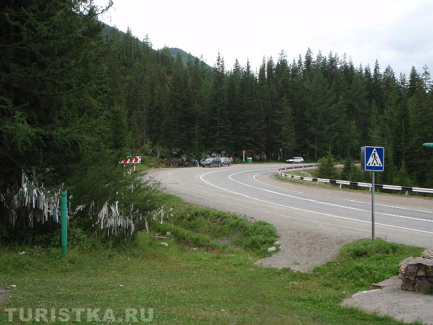 Стоянка машин около источника Кара-Тыт