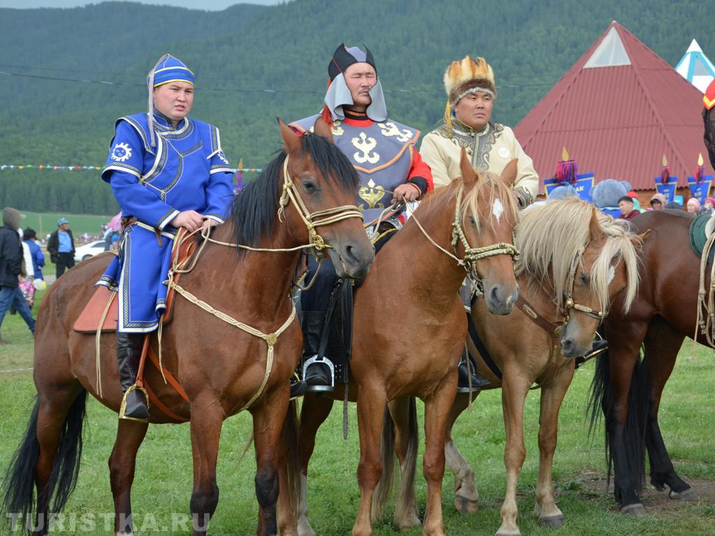 Всадники готовятся играть в кок-бору