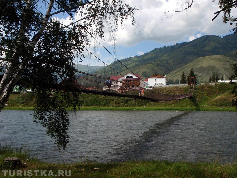 Подвесной мост через реку Кокса в селе Усть-Кокса