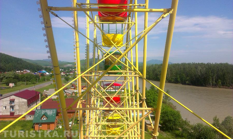 Вид с колеса обозрения на Катунь и село Ая