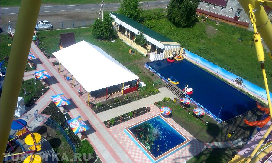 Вид с колеса обозрения на парк аттракционов