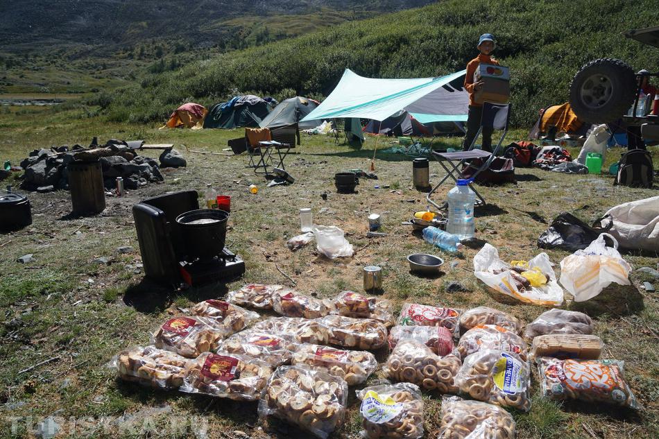 "Главное в походе - это запасы еды"  Фото Комарова Т.