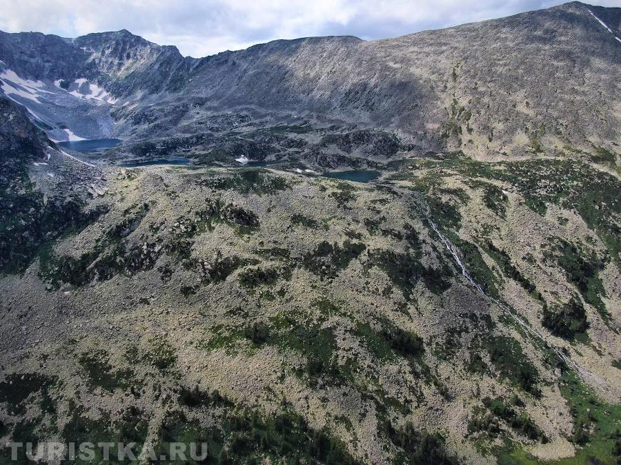 На полочке цепочка озер и водоскат в озеро Крепкое