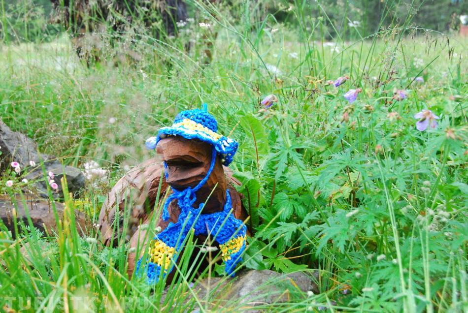 "Пожилая черепашка Чай пила - за чашкой чашку - И вздыхала иногда: "Раньше жизнь была милее! Сахар - слаще и белее, И мокрей была вода! Покруглее были сушки, Порезвей мои подружки. ..Да и я была тогда Черепахой - хоть куда!"