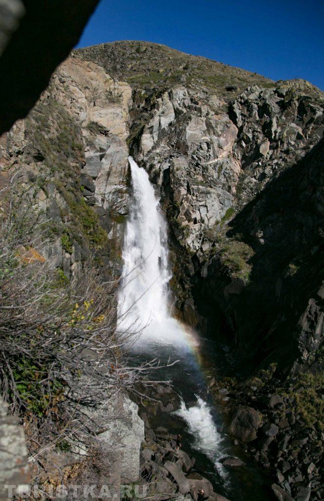 Вид на водопад со средней тропы на горе.