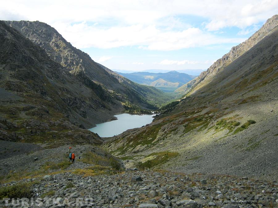 Спуск к Куйгукскому озеу с перевала Куйгук