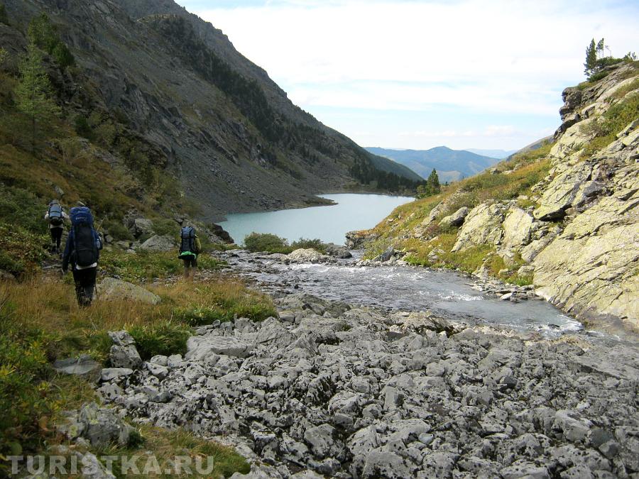 Подходим к Верхнему Куйгукскому озеру от перевала Куйгук