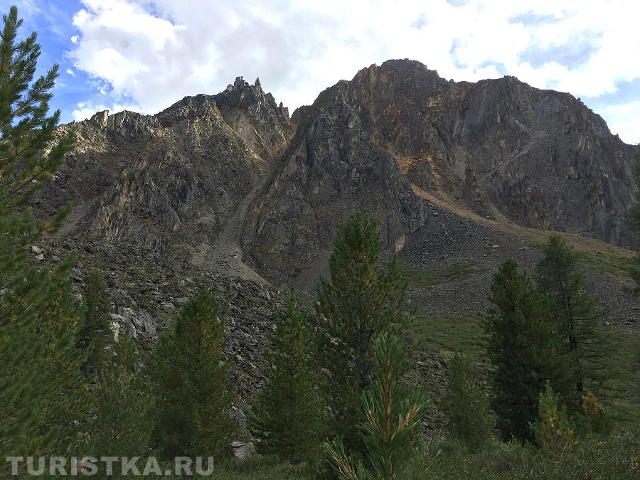 Скальный массив над орогрофичечски правым берегом Левого Шавлинского озера