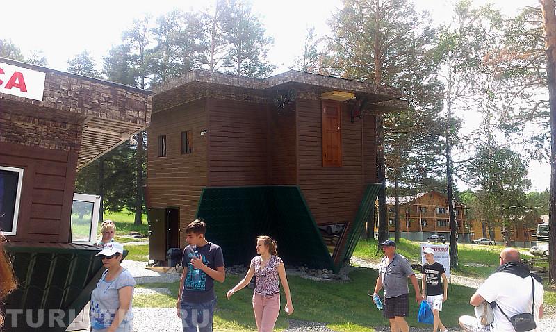 Перевернутый дом у нижней станции подъемника